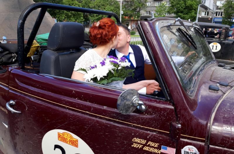 Newlyweds-in-the-Ford-in-Novosibirsk